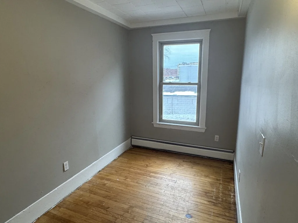 4 bed, 1 bath apartment for rent at 135 Lafayette Sq Unit 2R, Haverhill — photo 8 of 18