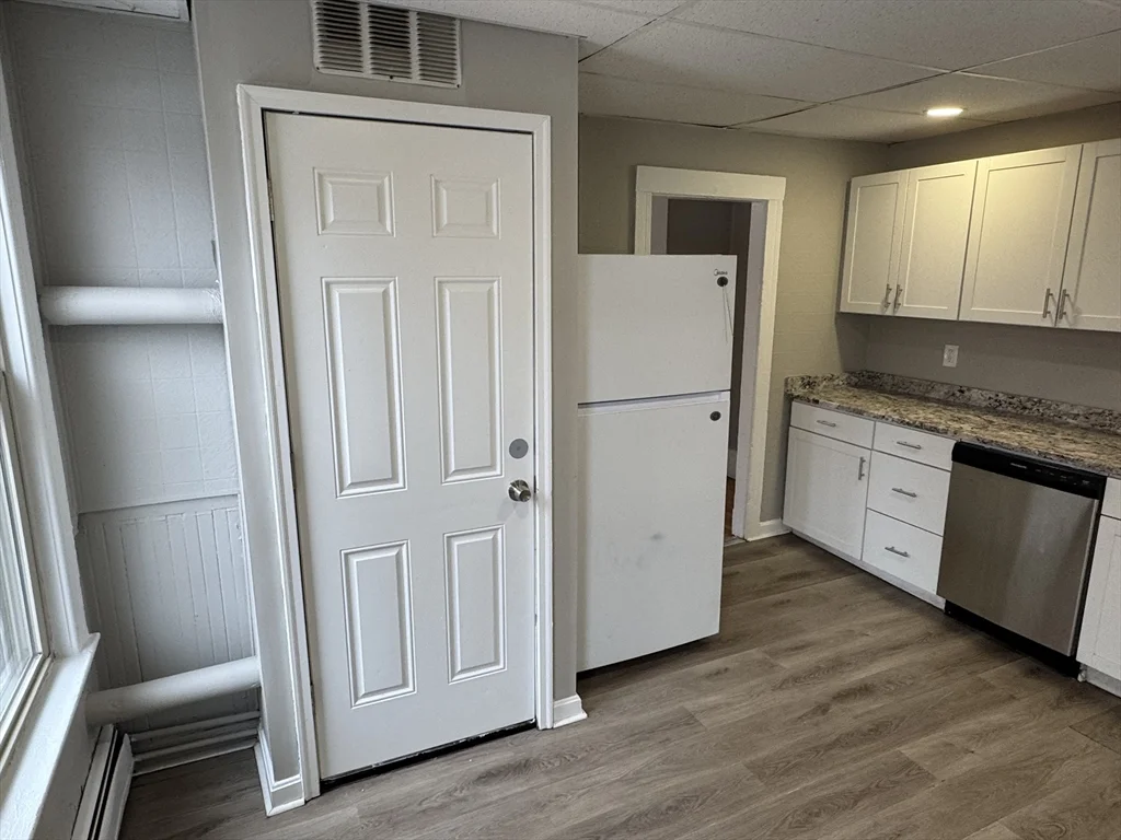 4 bed, 1 bath apartment for rent at 135 Lafayette Sq Unit 2R, Haverhill — photo 6 of 18