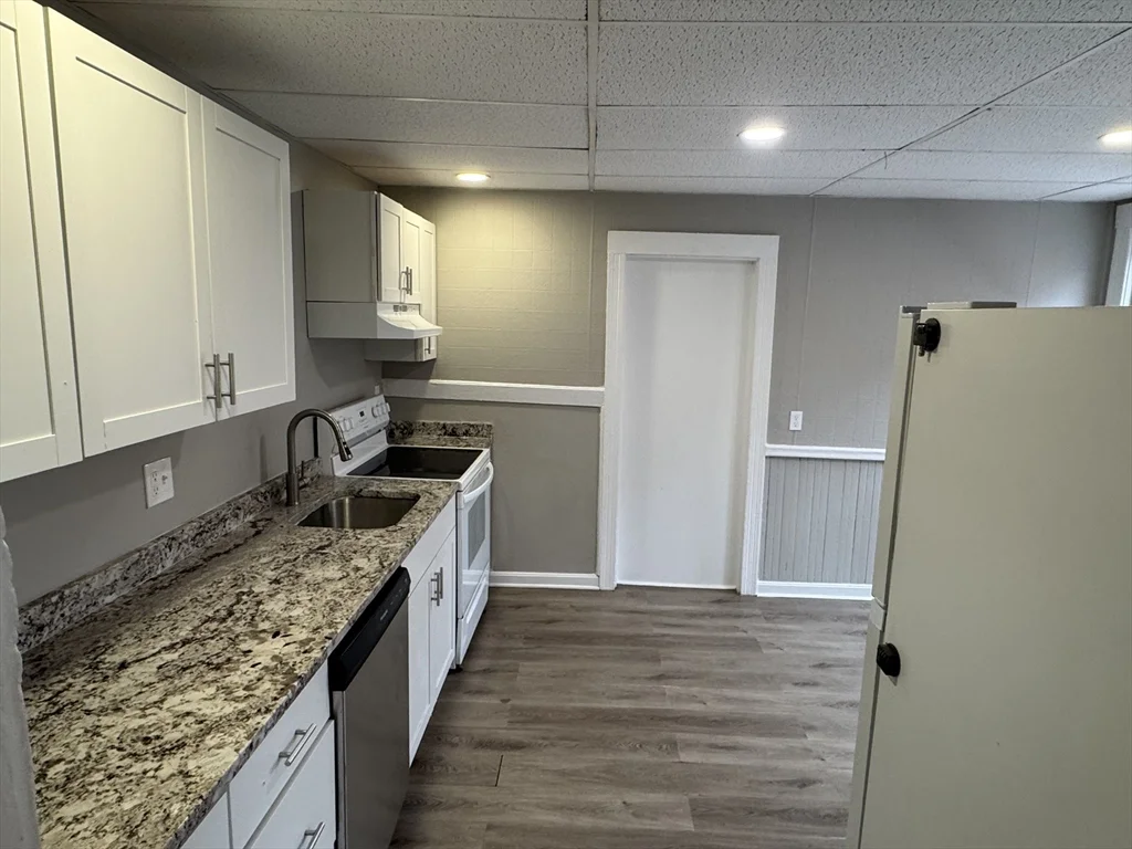 4 bed, 1 bath apartment for rent at 135 Lafayette Sq Unit 2R, Haverhill — photo 4 of 18