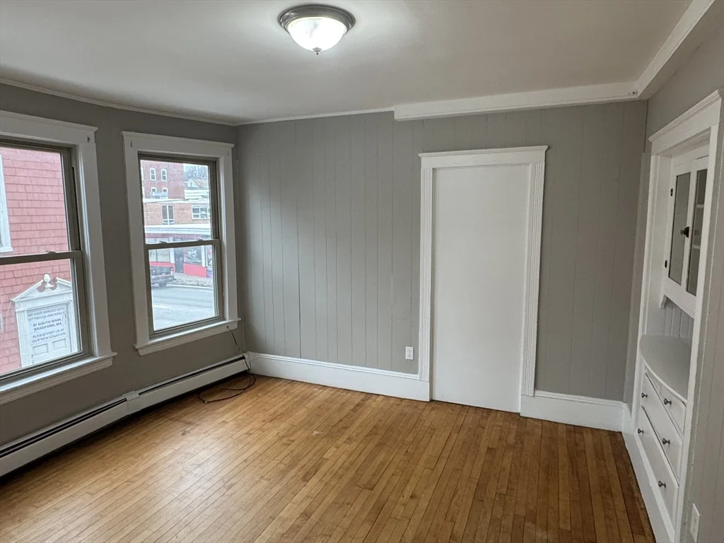 4 bed, 1 bath apartment for rent at 135 Lafayette Sq Unit 2R, Haverhill — photo 3 of 18
