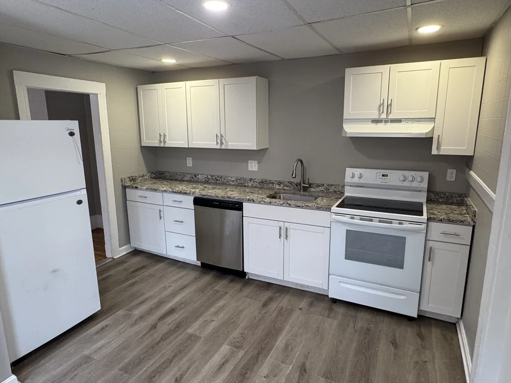 4 bed, 1 bath apartment for rent at 135 Lafayette Sq Unit 2R, Haverhill — photo 5 of 18