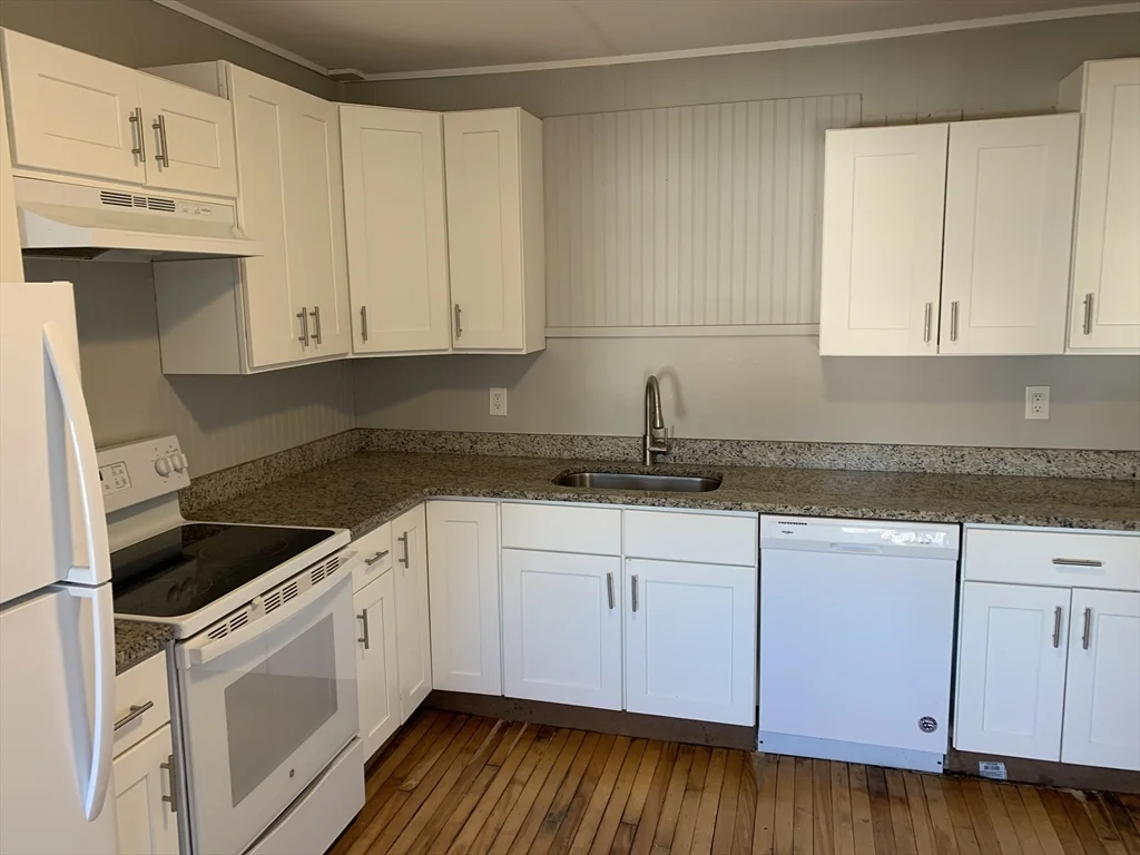 4 bed, 1 bath apartment for rent at 135 Lafayette Sq Unit 3L, Haverhill — photo 3 of 14