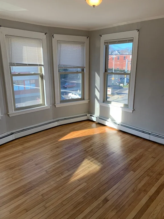 4 bed, 1 bath apartment for rent at 135 Lafayette Sq Unit 3L, Haverhill — photo 4 of 14