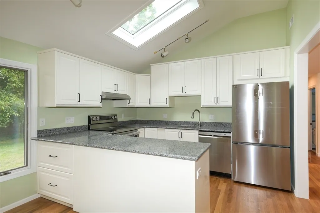 4 bed, 2 bath apartment for rent at 135 Maple St, Lexington — photo 6 of 22