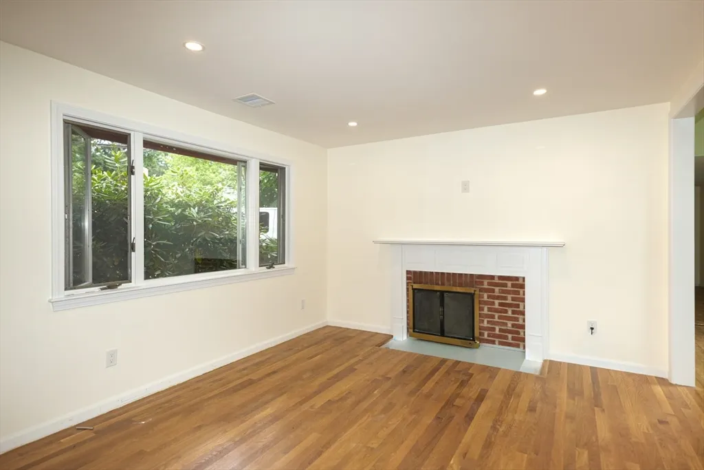 4 bed, 2 bath apartment for rent at 135 Maple St, Lexington — photo 4 of 22