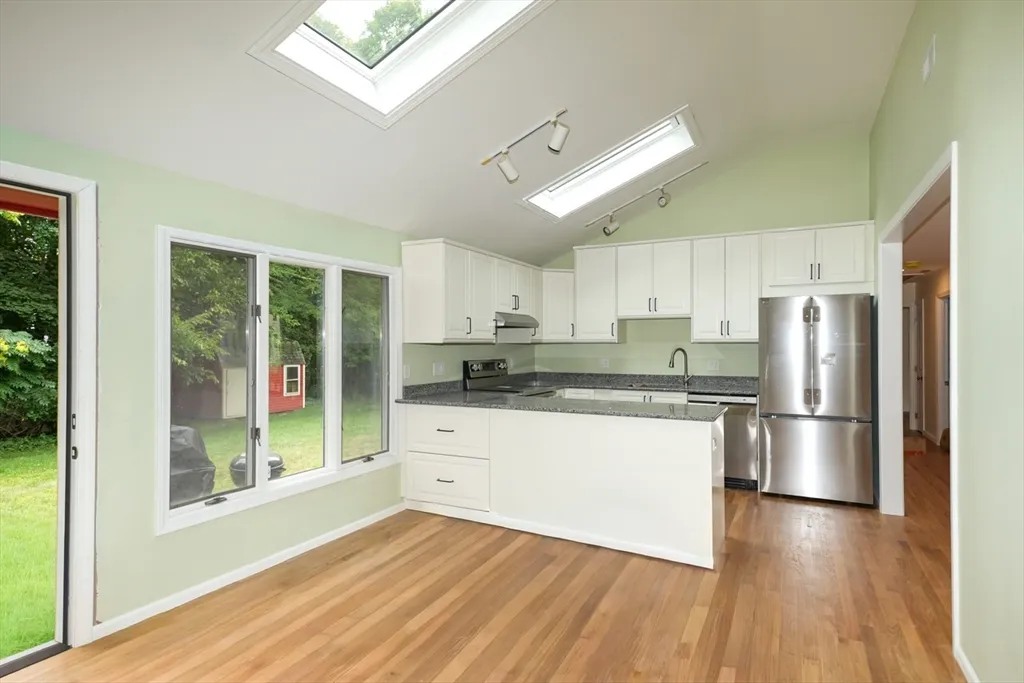 4 bed, 2 bath apartment for rent at 135 Maple St, Lexington — photo 8 of 22