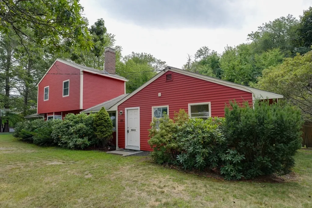 4 bed, 2 bath apartment for rent at 135 Maple St, Lexington — photo 1 of 22