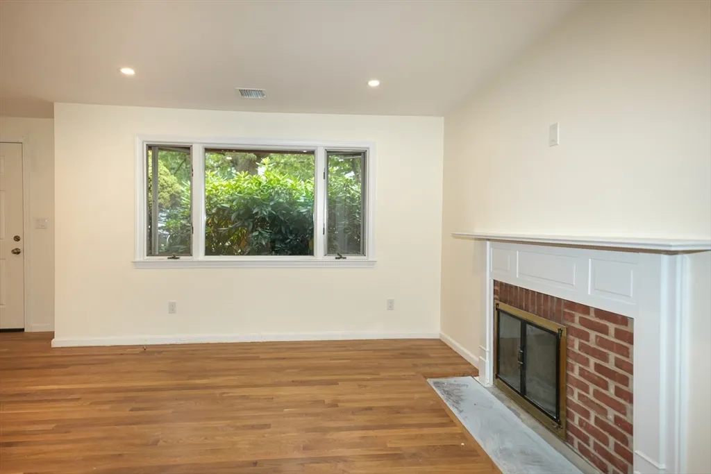 4 bed, 2 bath apartment for rent at 135 Maple St, Lexington — photo 5 of 22