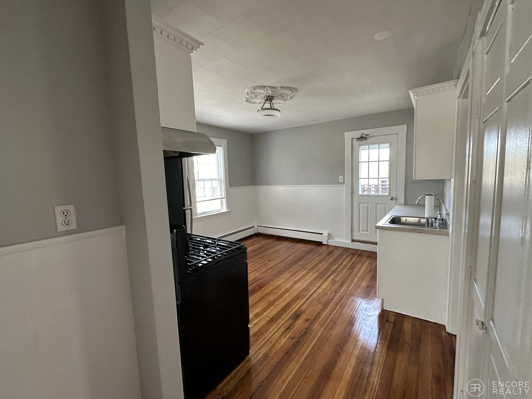 4 bed, 2 bath apartment for rent at 135 Nonantum St Unit 1, Brighton — photo 2 of 10