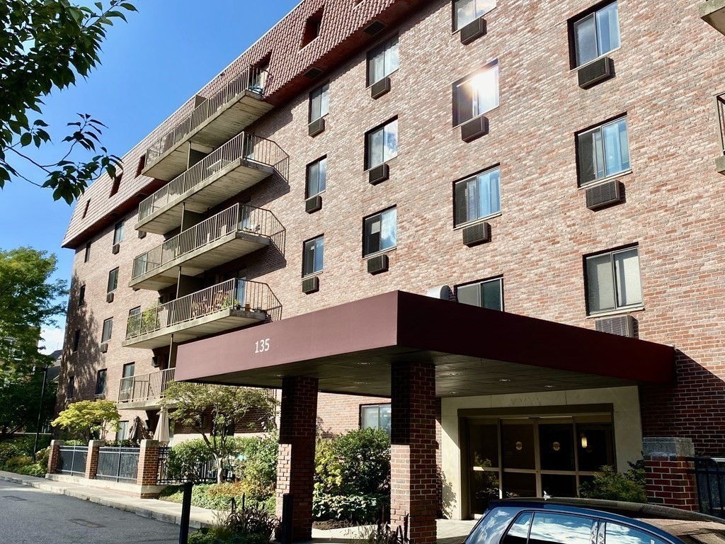 2 bed, 1 bath apartment for rent at 135 Pleasant St Unit 406, North Brookline