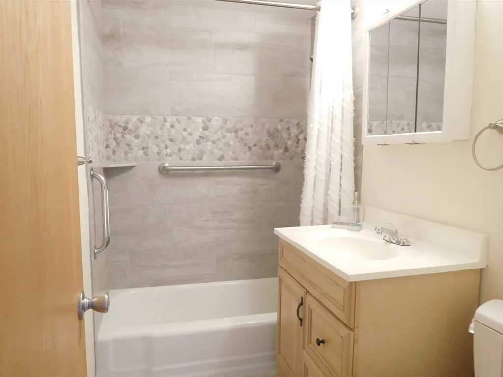 1 bed, 1 bath apartment for rent at 135 Scranton Ave Unit 406, Falmouth — photo 10 of 13