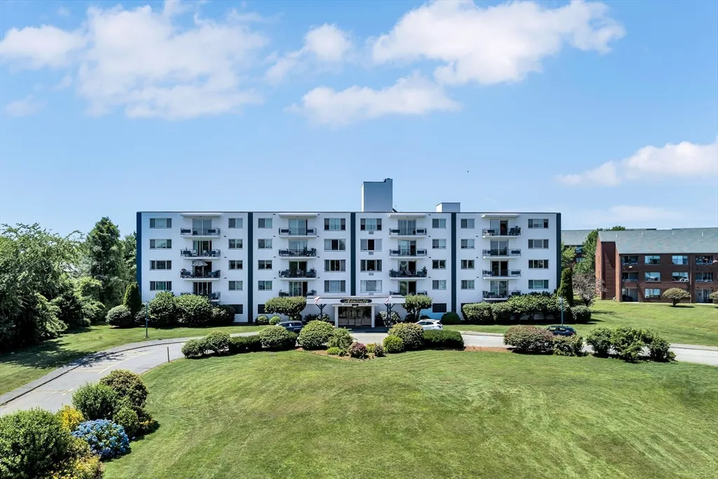 1 bed, 1 bath apartment for rent at 135 Scranton Ave Unit 406, Falmouth — photo 2 of 13