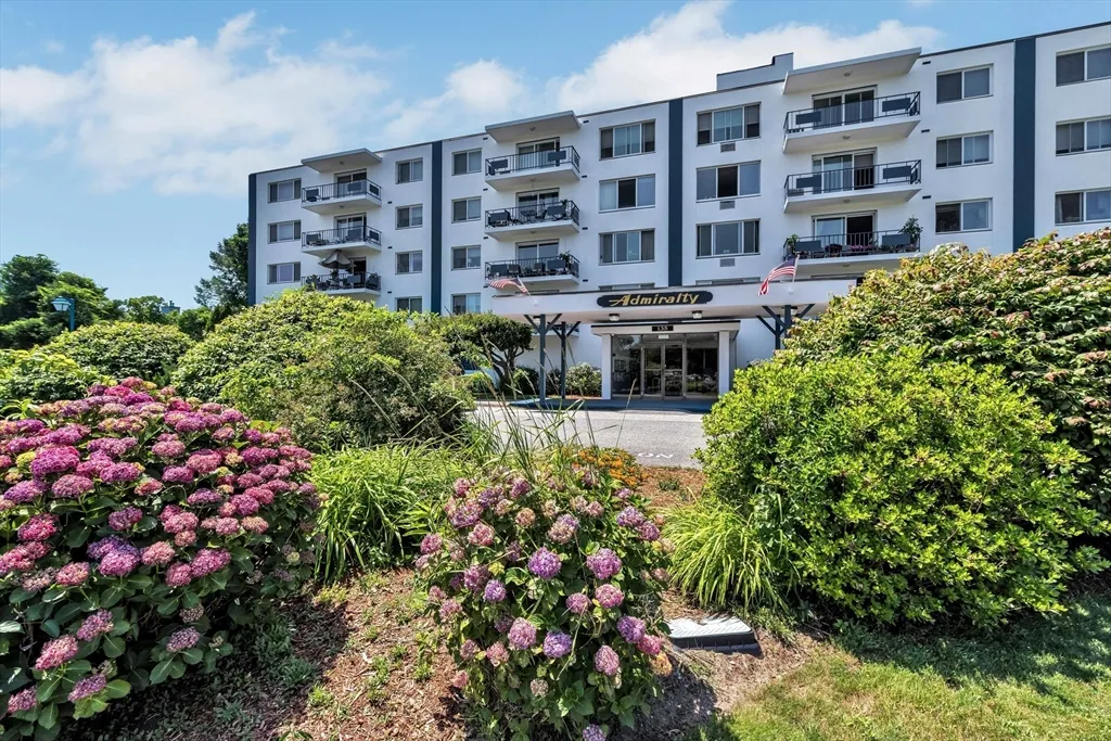 1 bed, 1 bath apartment for rent at 135 Scranton Ave Unit 406, Falmouth — photo 1 of 13