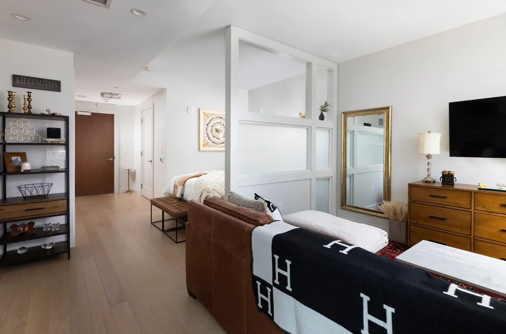 Studio bed, 1 bath apartment for rent at 135 Seaport Blvd Unit 1612, Seaport District — photo 3 of 18