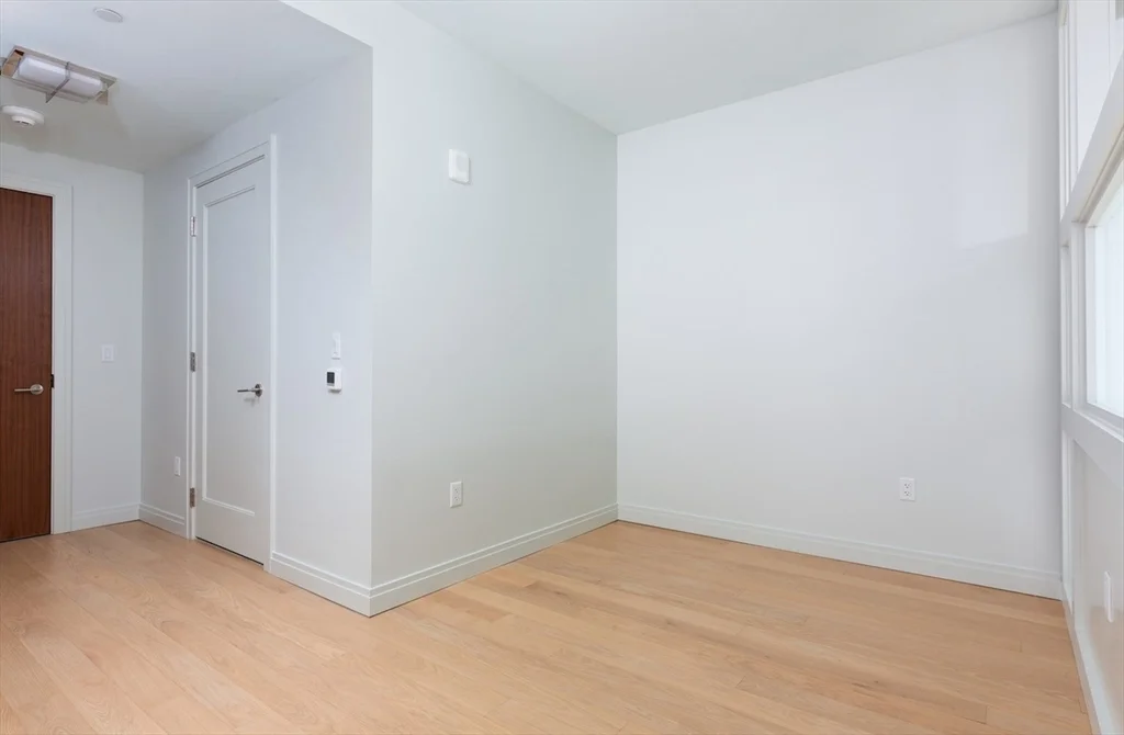 Studio bed, 1 bath apartment for rent at 135 Seaport Blvd Unit 1612, Seaport District — photo 9 of 18