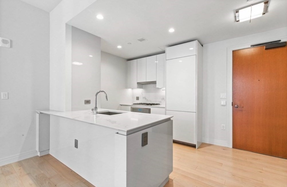 1 bed, 1 bath apartment for rent at 135 Seaport Blvd Unit 532, Seaport District — photo 3 of 42