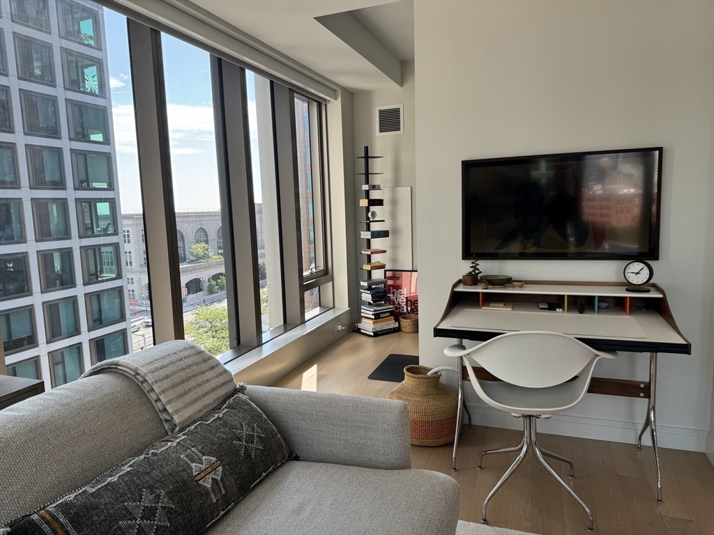1 bed, 1 bath apartment for rent at 135 Seaport Blvd Unit 803, Seaport District — photo 3 of 10