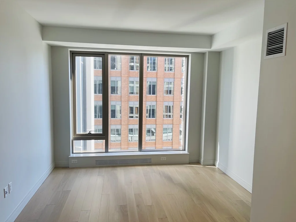 Studio bed, 1 bath apartment for rent at 135 Seaport Blvd Unit 910, Seaport District — photo 3 of 19