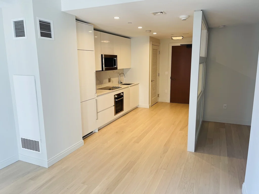 Studio bed, 1 bath apartment for rent at 135 Seaport Blvd Unit 910, Seaport District — photo 2 of 19