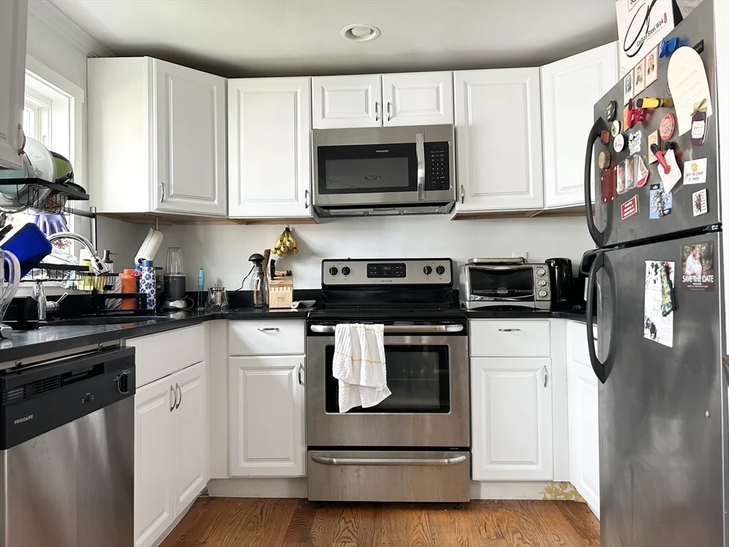 3 bed, 1 bath apartment for rent at 135 W 7th St Unit 2, South Boston — photo 3 of 9