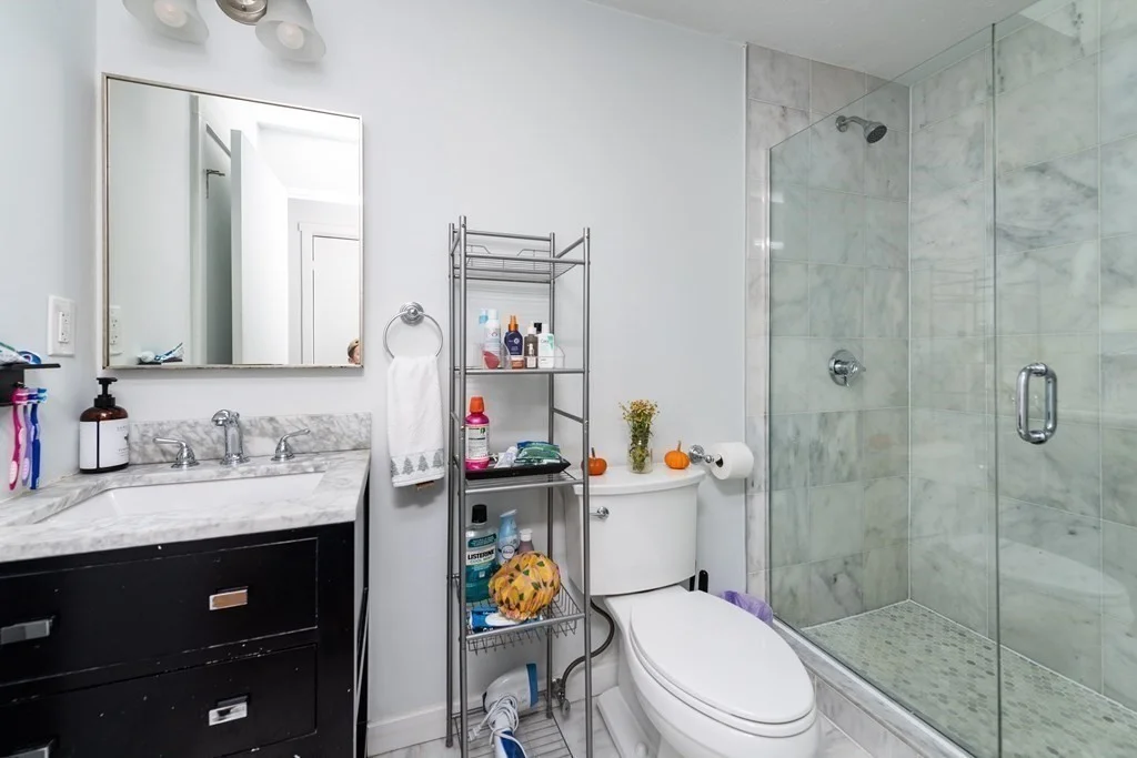 3 bed, 1 bath apartment for rent at 135 W 7th St Unit 2, South Boston — photo 7 of 9