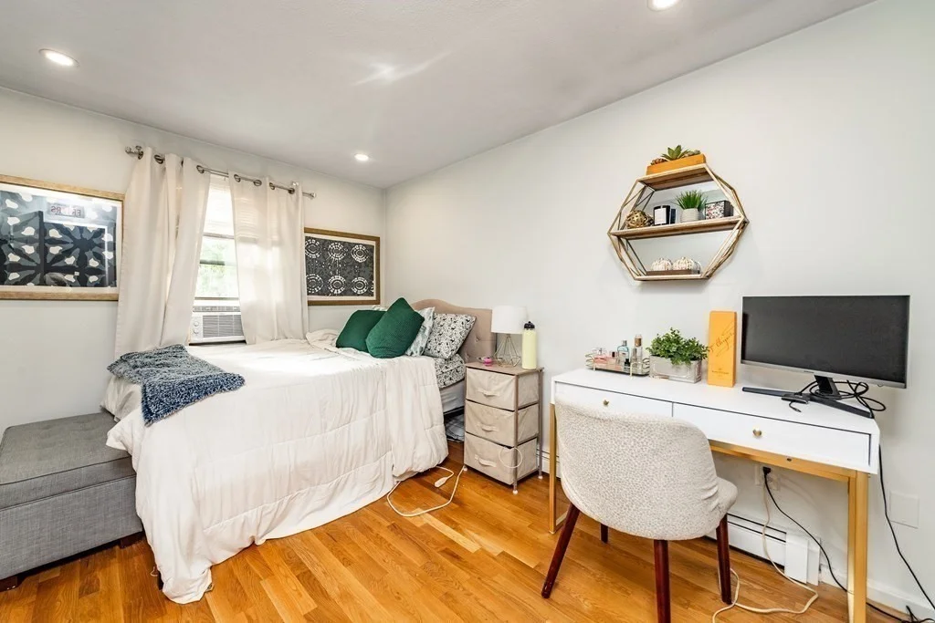 3 bed, 1 bath apartment for rent at 135 W 7th St Unit 2, South Boston — photo 5 of 9