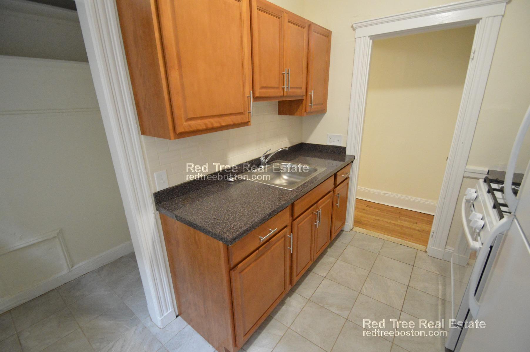 Studio bed, 1 bath apartment for rent at 135 Washington St Unit 4, Brighton — photo 5 of 6