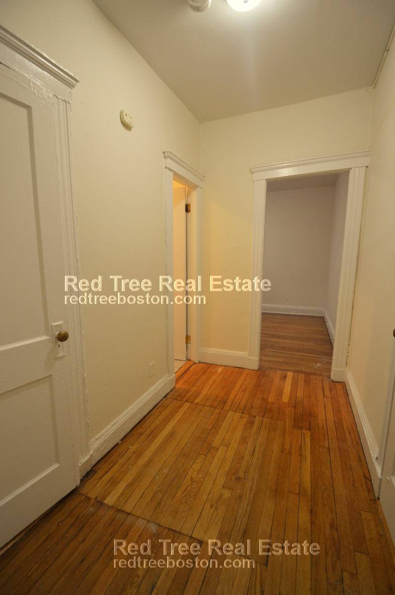 Studio bed, 1 bath apartment for rent at 135 Washington St Unit 4, Brighton — photo 4 of 6