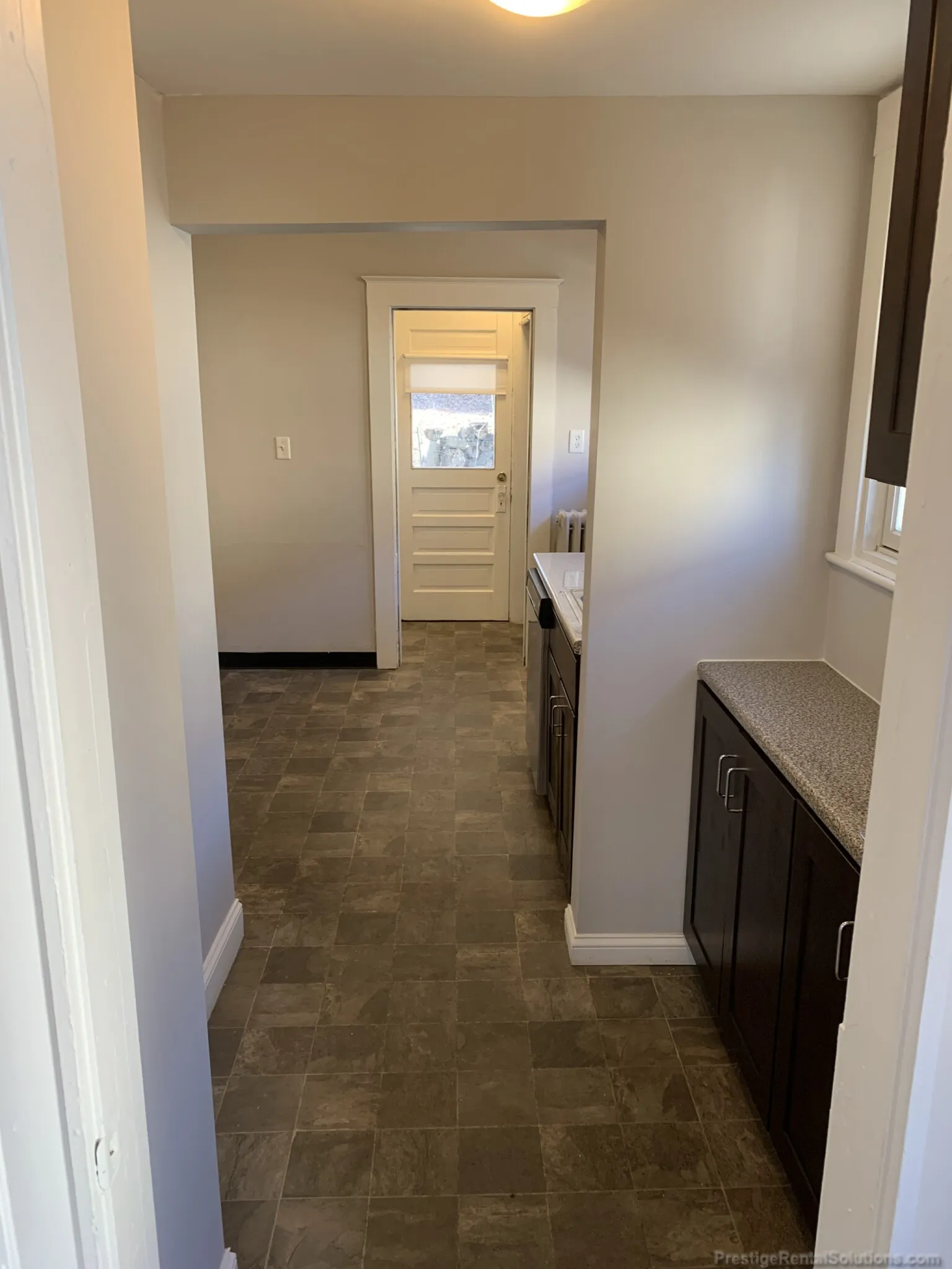 3 bed, 1 bath apartment for rent at 136 Arlington St Unit 1, Oak Square — photo 4 of 19