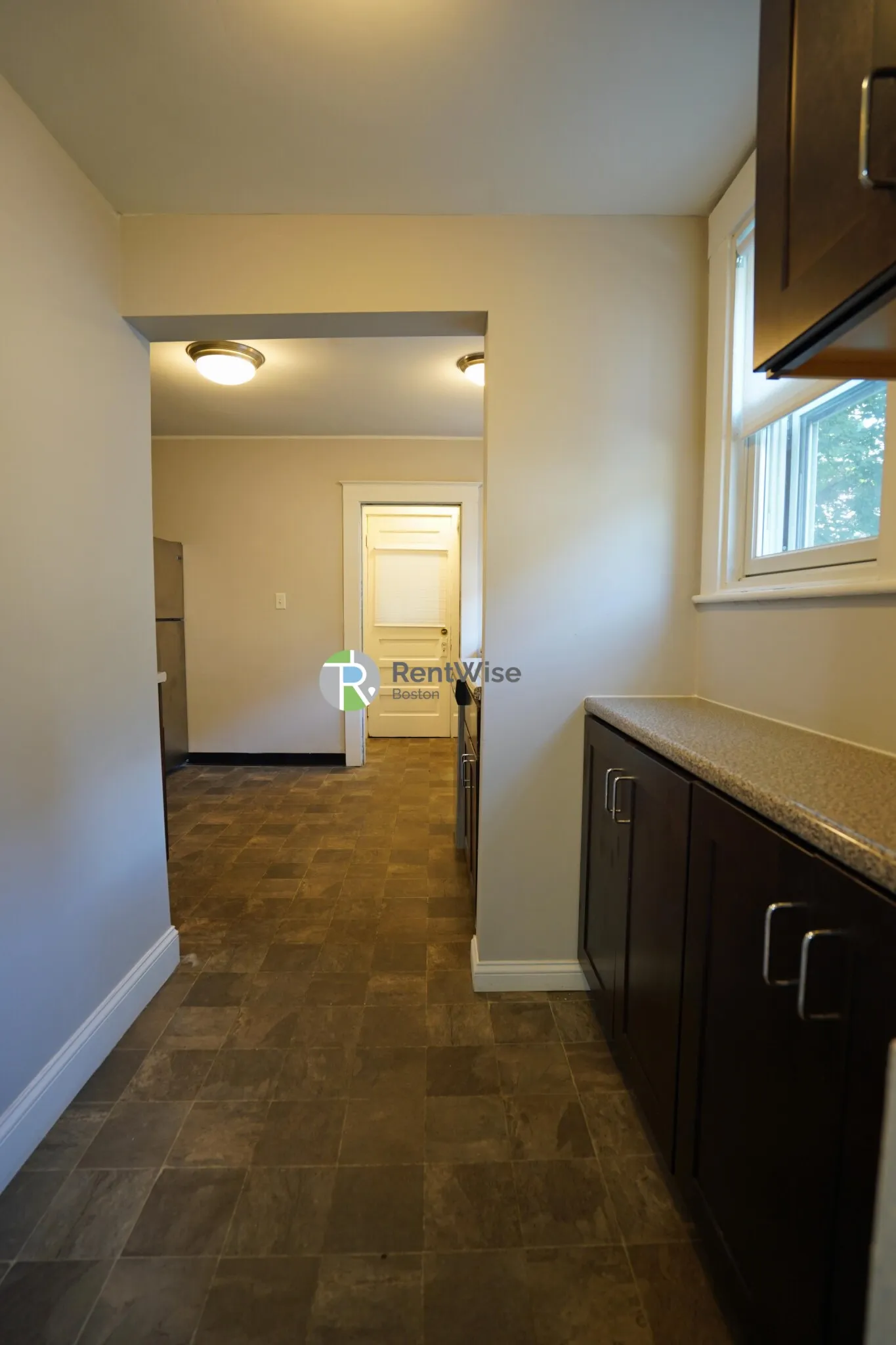 3 bed, 1 bath apartment for rent at 136 Arlington St Unit One, Oak Square — photo 9 of 24