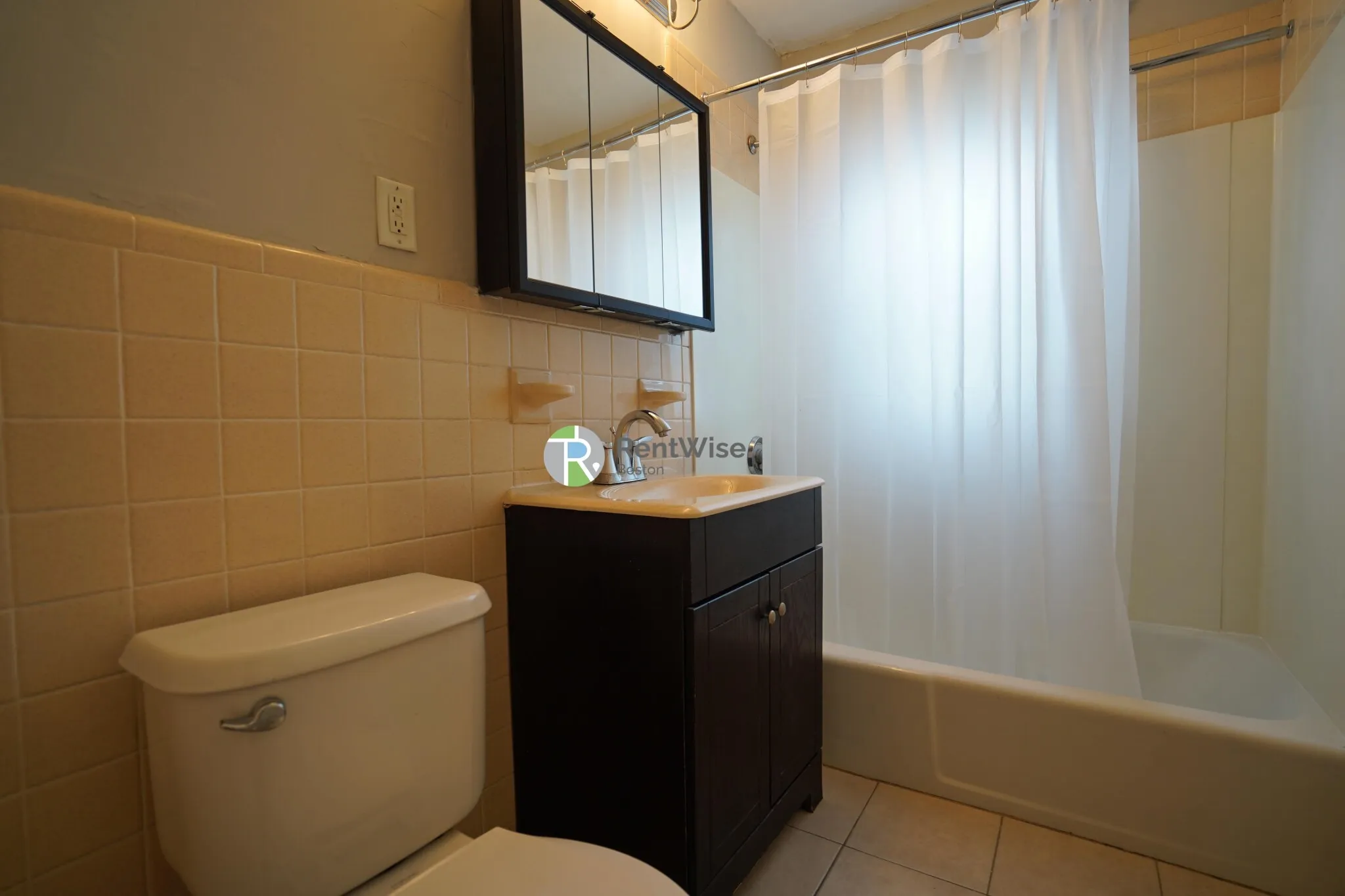 3 bed, 1 bath apartment for rent at 136 Arlington St Unit One, Oak Square — photo 21 of 24