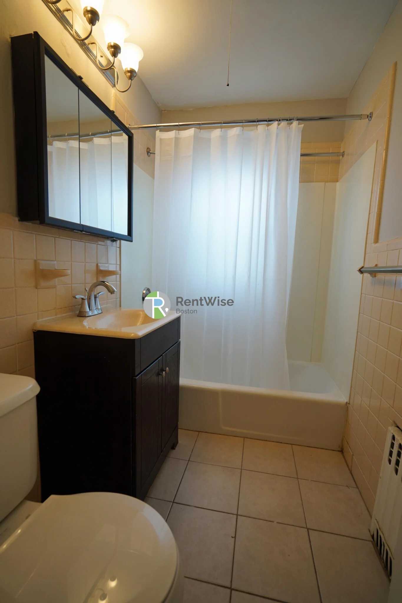 3 bed, 1 bath apartment for rent at 136 Arlington St Unit One, Oak Square — photo 22 of 24
