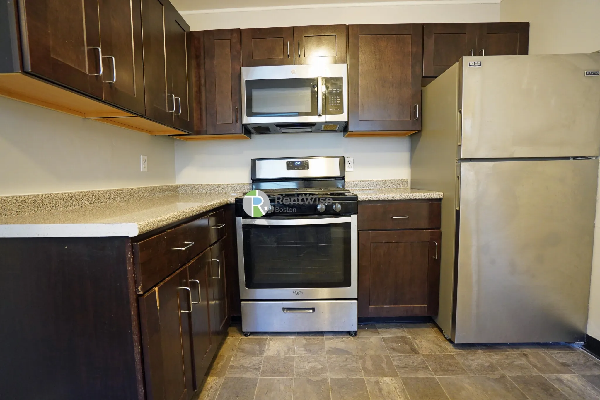 3 bed, 1 bath apartment for rent at 136 Arlington St Unit One, Oak Square — photo 2 of 24