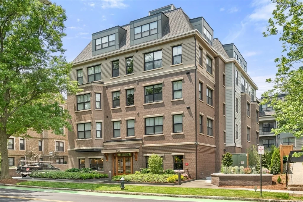 Studio bed, 1 bath apartment for rent at 136 Babcock St Unit 305, Coolidge Corner — photo 9 of 12