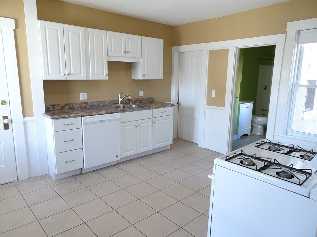 1 bed, 1 bath apartment for rent at 136 Bolton St Unit 1, Marlborough — photo 3 of 9