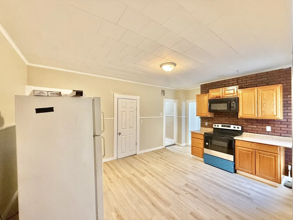 4 bed, 1 bath apartment for rent at 136 Gershom Ave Unit 1, Lowell — photo 10 of 19