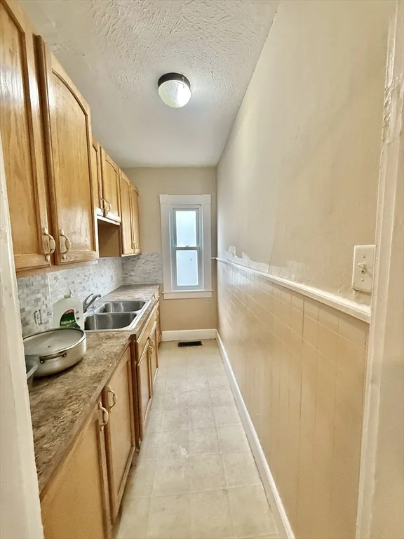 4 bed, 1 bath apartment for rent at 136 Gershom Ave Unit 1, Lowell — photo 11 of 19