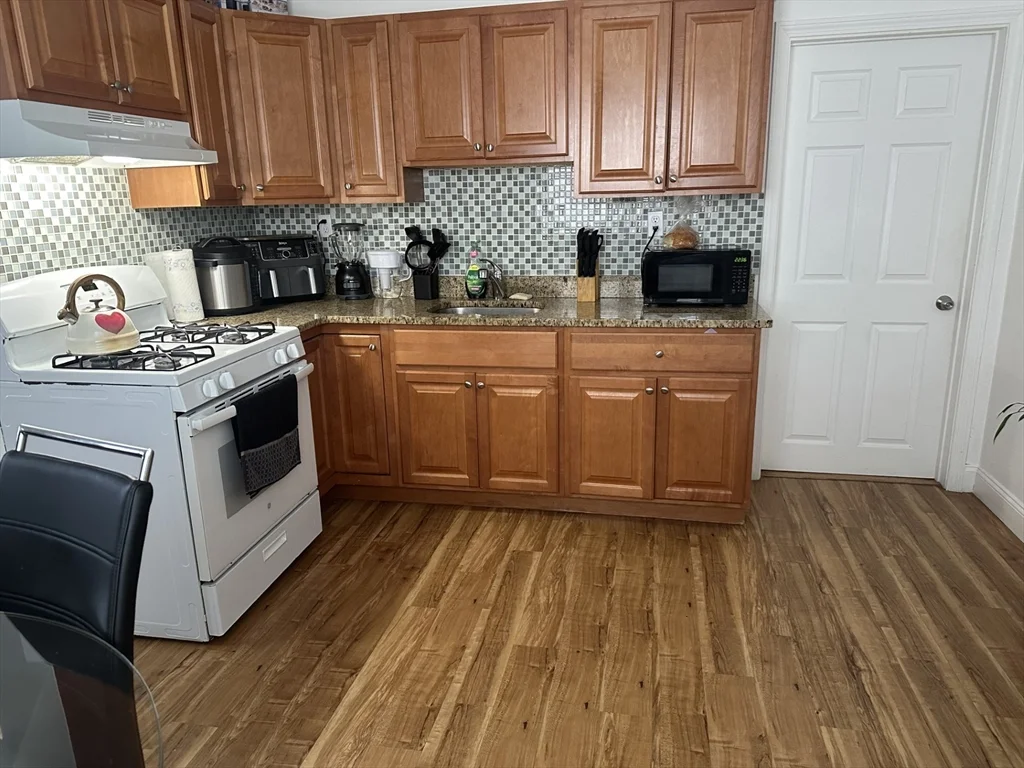 1 bed, 1 bath apartment for rent at 136 Walnut Ave Unit 3, Revere — photo 2 of 7