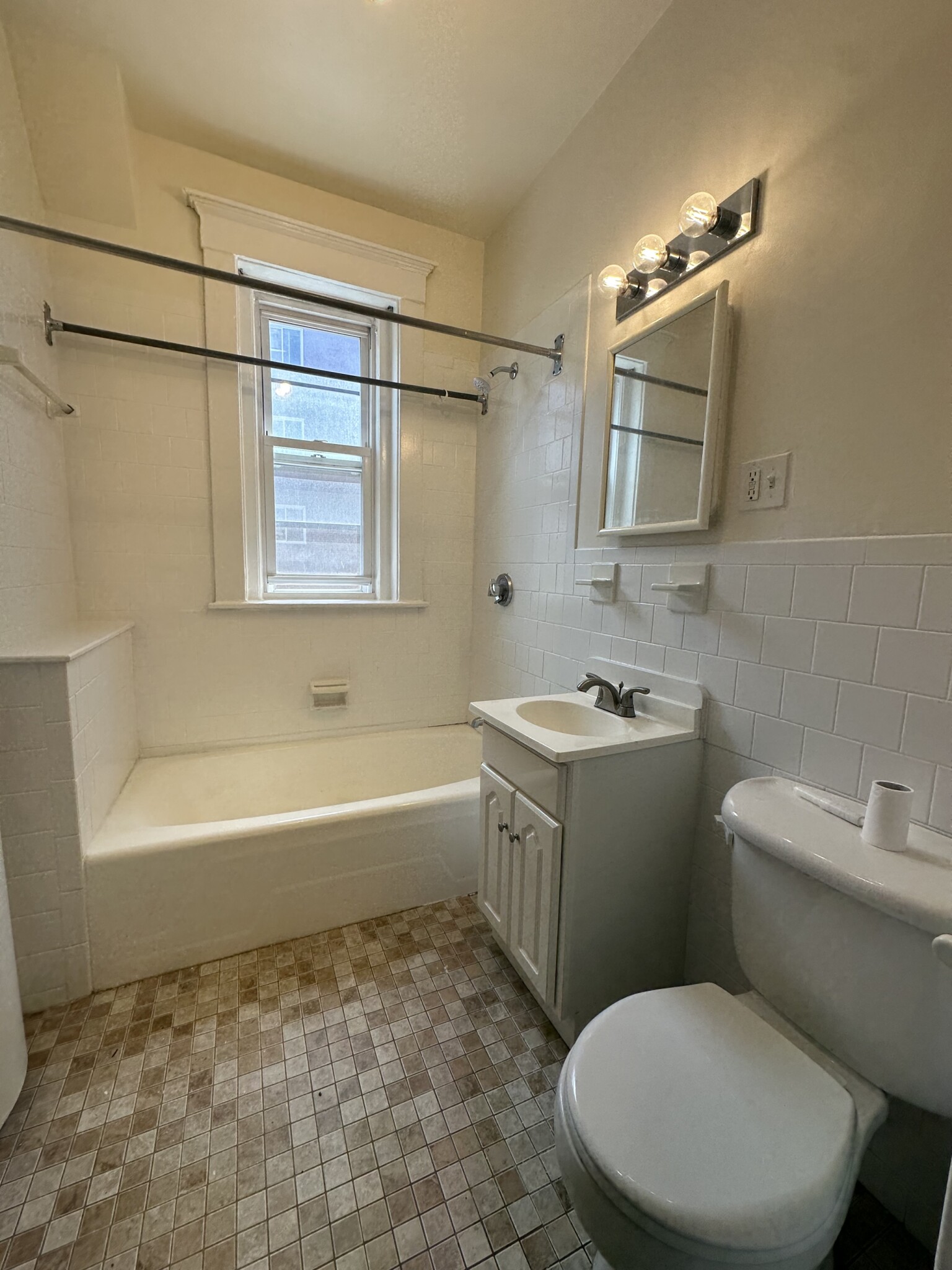 2 bed, 1 bath apartment for rent at 1368 Commonwealth Ave Unit 1, Allston — photo 5 of 24