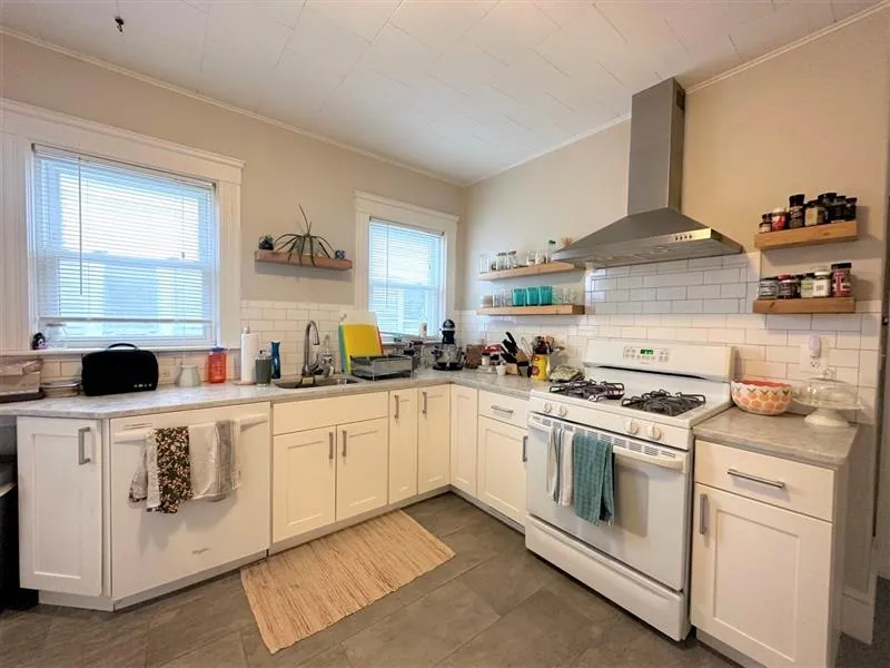 2 bed, 1 bath apartment for rent at 137 Dudley St Unit 3, North Cambridge — photo 4 of 18