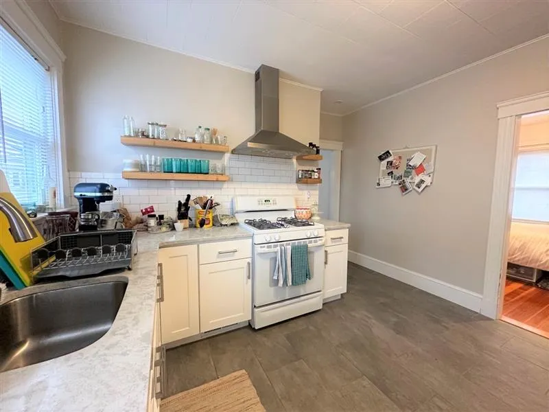 2 bed, 1 bath apartment for rent at 137 Dudley St Unit 3, North Cambridge — photo 5 of 18