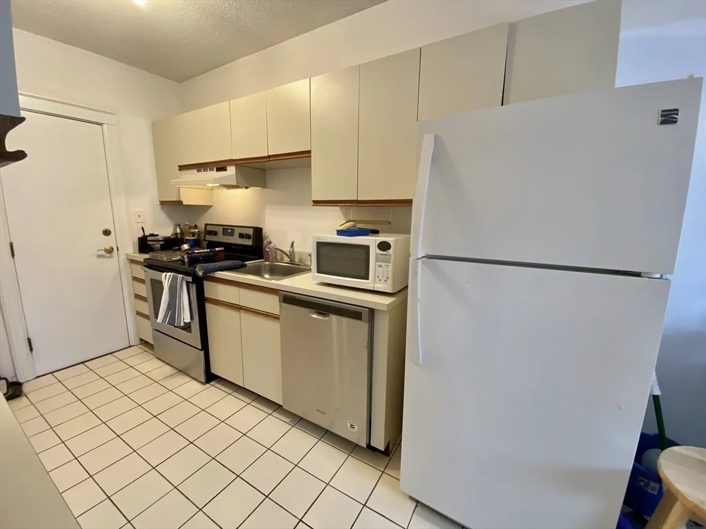 1 bed, 1 bath apartment for rent at 137 Englewood Ave Unit 42, Brighton — photo 3 of 12