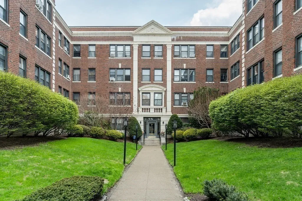 2 bed, 1 bath apartment for rent at 137 Englewood Ave Unit 5, Brighton — photo 4 of 35