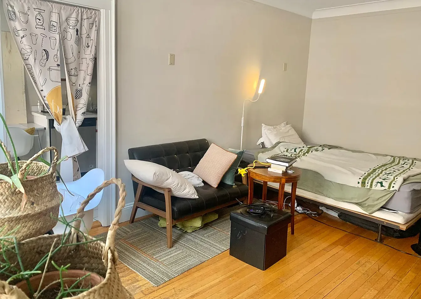 Studio bed, 1 bath apartment for rent at 137 Englewood, Brighton — photo 2 of 8