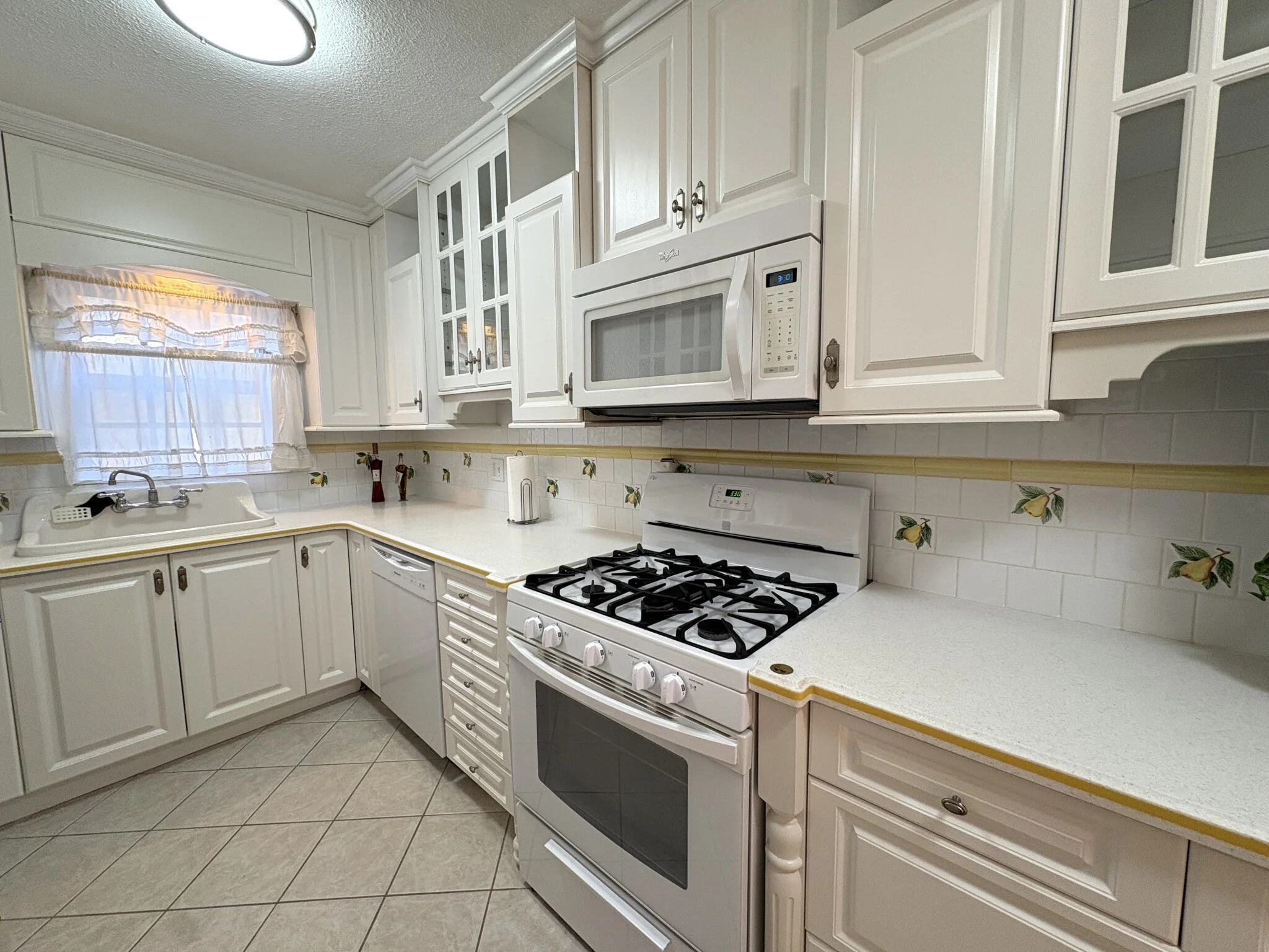 2 bed, 1 bath apartment for rent at 137 Lake Shore Rd Unit 2, Brighton — photo 3 of 15