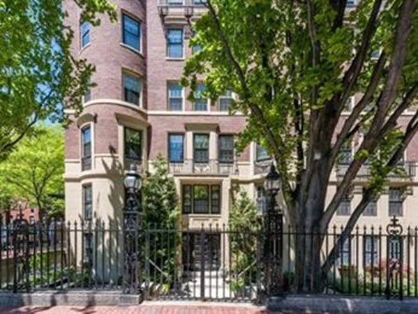 1 bed, 1 bath apartment for rent at 137 Marlborough St Unit 1, Back Bay — photo 1 of 23