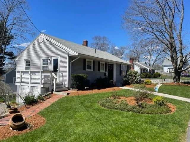 3 bed, 1 bath apartment for rent at 137 Norton St, North Weymouth — photo 3 of 23