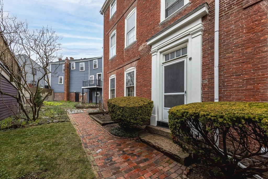 1 bed, 1 bath apartment for rent at 137 Washington Unit 1R, Old Town — photo 3 of 17