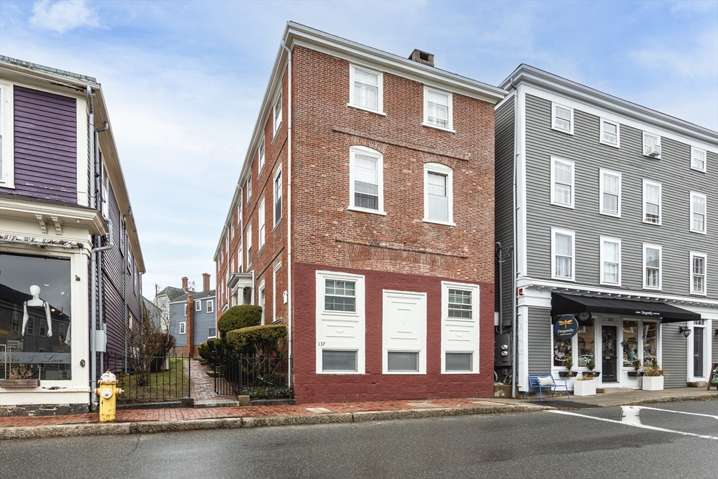 1 bed, 1 bath apartment for rent at 137 Washington Unit 1R, Old Town — photo 1 of 17