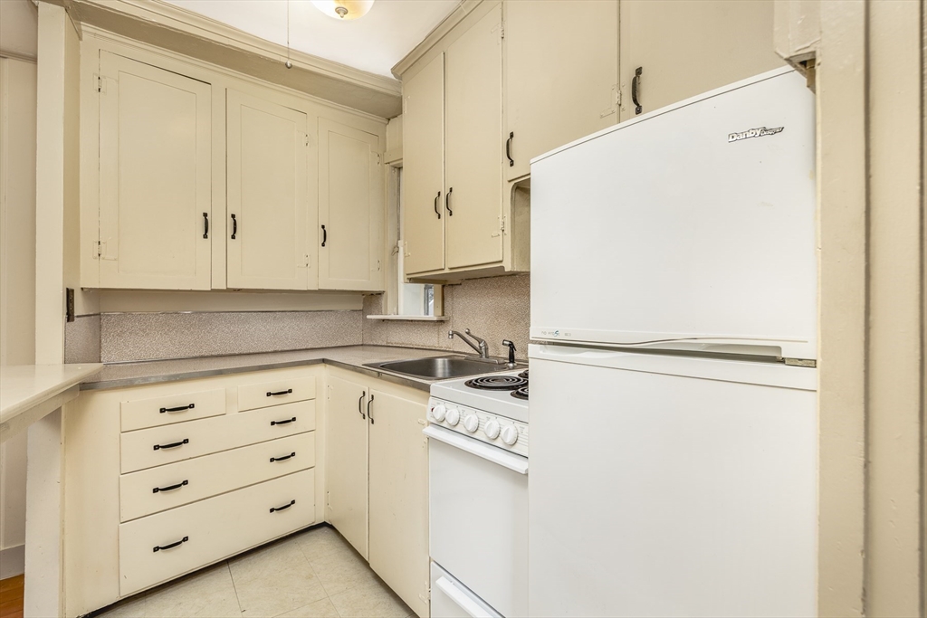 1 bed, 1 bath apartment for rent at 137 Washington Unit 1R, Old Town — photo 4 of 17